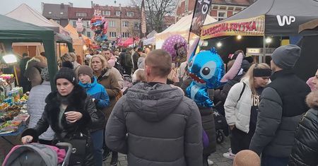 Tłumy w małym miasteczku. Kolejki na każdym kroku