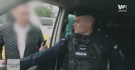 Siedział pod schodami. Właściciel wezwał służby. Policjanci od razu go rozpoznali