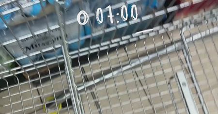 Tiktokerka wywiozła z Biedronki pełen wózek. Pokazała, co kupiła