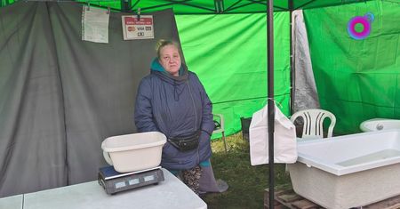 "Sadyzm"? Żywe karpie w wannie. Pokazała zezwolenie