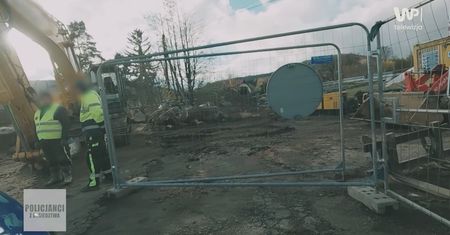 Koparka na torach postawiła służby na nogi. Jeden szczegół zmienił wszystko