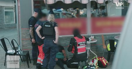 Leżał na chodniku. Policjanci nie czekali ani chwili