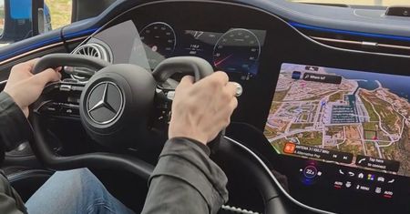 Wideo: Mercedes z wolantem zamiast kierownicy. Nie oderwiesz od niego rąk