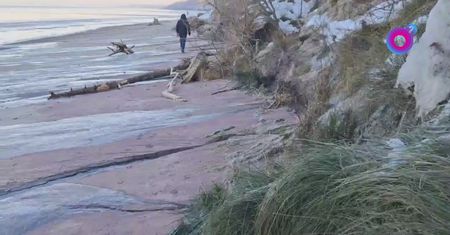 Zima pokazała siłę. Tak mróz zmienił plażę w Ustce