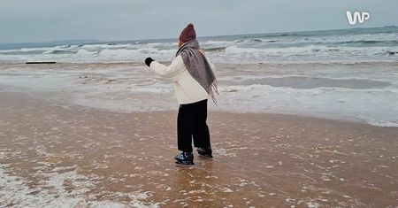 Plaża nad Bałtykiem zamarzła. Można jeździć na łyżwach