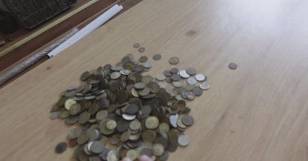 Wzięli wykrywacz i poszli zimą do lasu szukać skarbów. Wykopali prawdziwy "rodzynek"