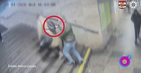 Zaszedł ją od tyłu. Taki był jego cel. Nagranie z Czech