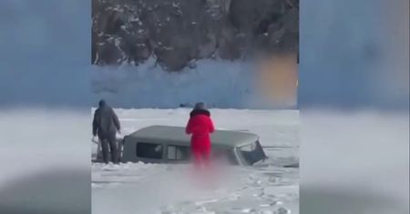 Wstrząsające nagranie z Rosji. Bus zatonął pod lodem