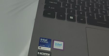Lekki jak piórko, szybki jak nigdy. MSI Prestige 13 AI+ debiutuje z Intel Core Ultra 300