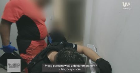 Mężczyzna z nożami w rękach groził bliskim. "Chcę żeby nie żyli"