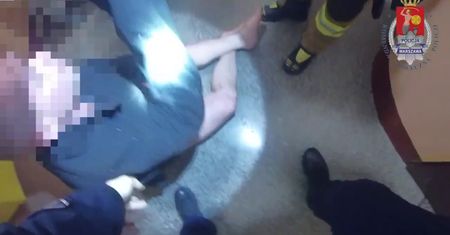Policjanci nawet się nie zastanawiali. Wynieśli mężczyznę z płonącego mieszkania