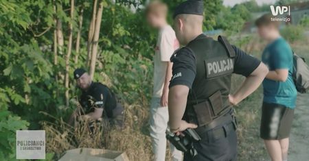 Znaleźli go w krzakach. Mieli nietypową prośbę do policjantów