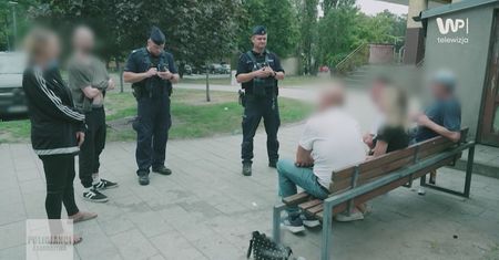 Wpadka z samochodem i zakrapiana impreza na ławce. Tak wyglądał patrol w Kutnie