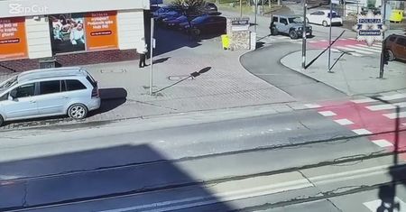 Nawet nie zauważył pieszej. Kierowca Dacii wjechał prosto w kobietę