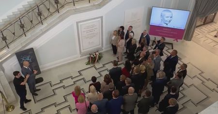 Odśpiewali "Barkę" w Sejmie. Posłowie PiS uczcili wybór papieża Polaka