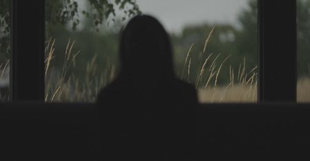 Padła ofiarą “zabawy” w ścianę. Konsekwencje ponosi do dziś