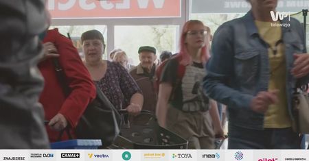 Tłum przed lumpeksem. A potem się zaczęło. "To nie jest biała"