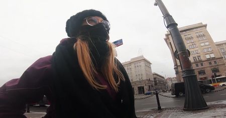 Poruszanie się po ulicach Warszawy z perspektywy osoby na wózku. "Na własnej skórze" - program Moniki Sikorskiej