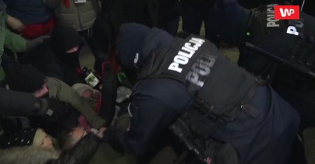 Strajk Kobiet. Protest w Dniu Kobiet. Policja wynosi protestujących
