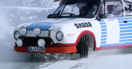 120 lat Škoda Motorsport - przejazd po lodowym torze w Škodzie 130 RS