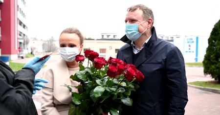 Jacek Kurski odbiera Joannę Kurską ze szpitala