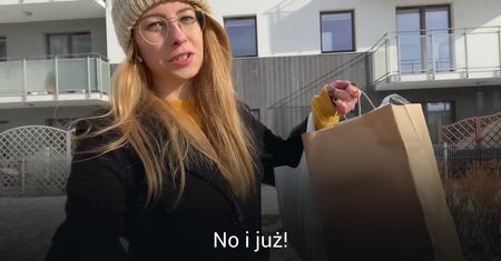 Przez kilka dni żywiła się, jedząc to, co znajdzie i co dadzą jej ludzie. "Na własnej skórze" - program Moniki Sikorskiej