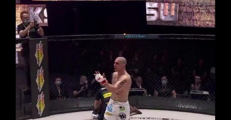 KSW 59. Janikowski wygrywa i łamie palec. Polak widowiskowo nastawił go w oktagonie!