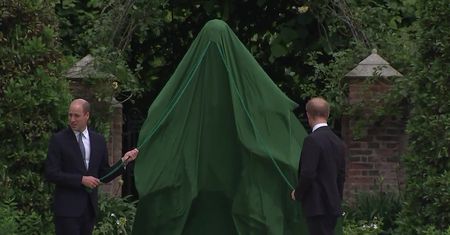 Rozpromienieni Harry i William odsłaniają pomnik księżnej Diany