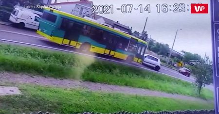 Czołowe zderzenie samochody z autobusem. Przerażające wideo ze Śląska