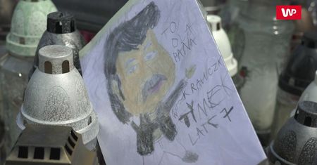 Fani tłumnie odwiedzają grób Krawczyka. "Wielu ludzi go kochało"