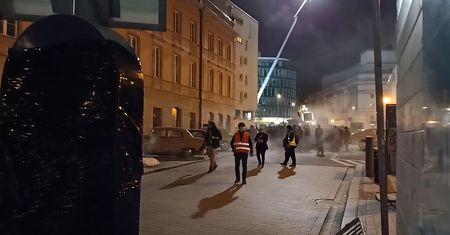 Tłumy na Placu Zbawiciela. Mieszkańcy zaniepokojeni