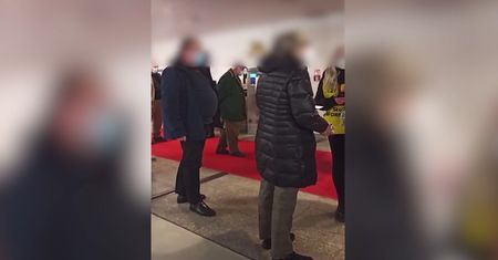 Szczepienia na COVID. Tłumy w kolejce w Szpitalu Narodowym