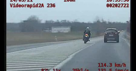 Pościg jak z filmów akcji. Motocyklista jadąc ponad 200 km/h uciekł przed policją