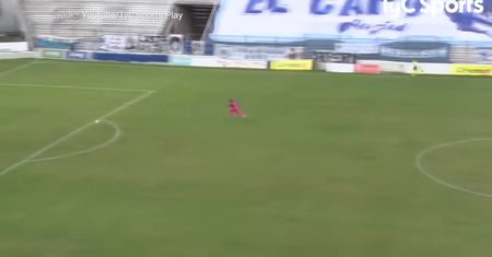 #dziejesiewsporcie: piłka leciała, leciała i leciała. Gol z 90 metrów!