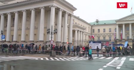 Szczepienia bez zapisów. Gigantyczna kolejka w Warszawie