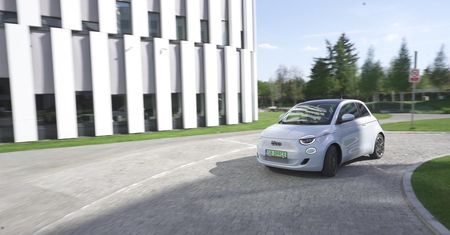 Test wideo: Fiat 500 - elektryczny maluch głównie do miasta