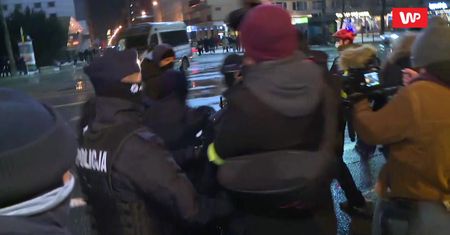 Strajk Kobiet w Warszawie. Uczestniczka protestu wyniesiona z tłumu przez policję