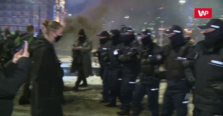 Strajk Kobiet. Starcia z policją. Funkcjonariusz nie chciał się wylegitymować