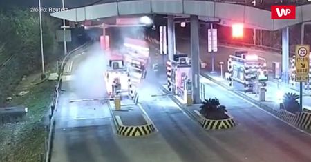 Prosto w bramki na autostradzie. Tragiczne nagranie z Chin