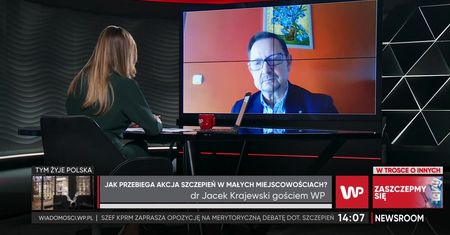 Seniorzy stali w kolejkach do zapisów na szczepienia. Winne przyzwyczajenia sprzed lat?