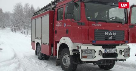 Opady śniegu w Gorlicach. Strażacy ostrzegają przed niebezpieczeństwem