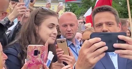 Reakcja Rafała Trzaskowskiego na mem z ciasteczkiem