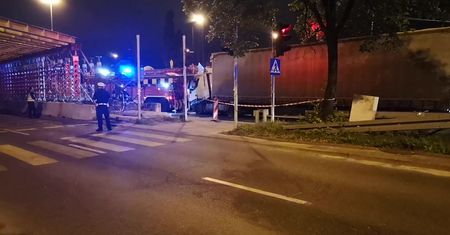 Warszawa. Stalowa belka spadła na dach ciężarówki