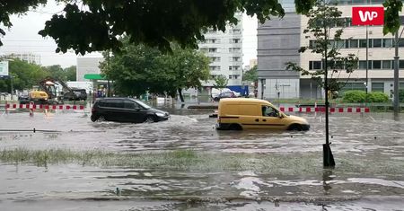 Burza w Warszawie. Gwałtowna ulewa, zalane ulice i place stolicy. "Mamy Armagedon"