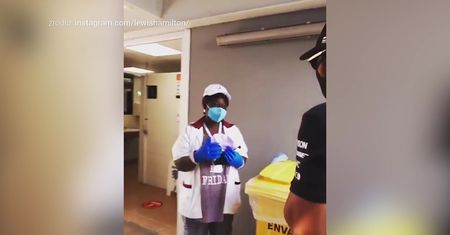 #dziejesiewsporcie: Lewis Hamilton zaskoczył sprzątaczkę. Tego się nie spodziewała