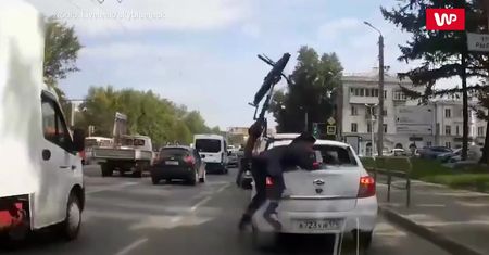 Rowerzysta rozbił szybę i uciekł. Wszystko nagrał inny kierowca