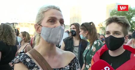 Tęczowe flagi w Warszawie. "Boję się, że moja córka będzie musiała wyjechać"