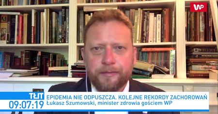 Piłka nożna. Minister Szumowski o ewentualnym zamknięciu stadionów. "W strefach czerwonych kibice nie wrócą"
