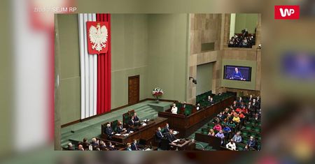 Kancelaria Sejmu usunęła zdjęcie Andrzeja Dudy na tle posłów Lewicy. Pojawili się w tęczowych maseczkach
