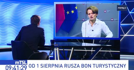 500+ też w formie bonu. Emilewicz: tą drogą chcemy iść